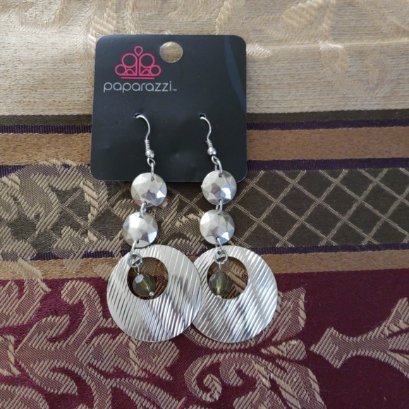 Paparazzi Earrings - Picture 1 of 1